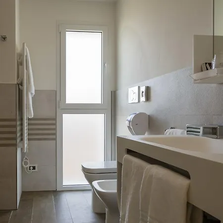 Ambassador Готель Бібіоне